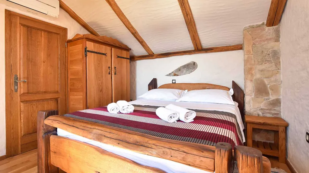 Rustic Stone Villa in Zastražišće (4–7 guests)