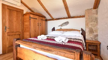 Rustic Stone Villa in Zastražišće (4–7 guests)