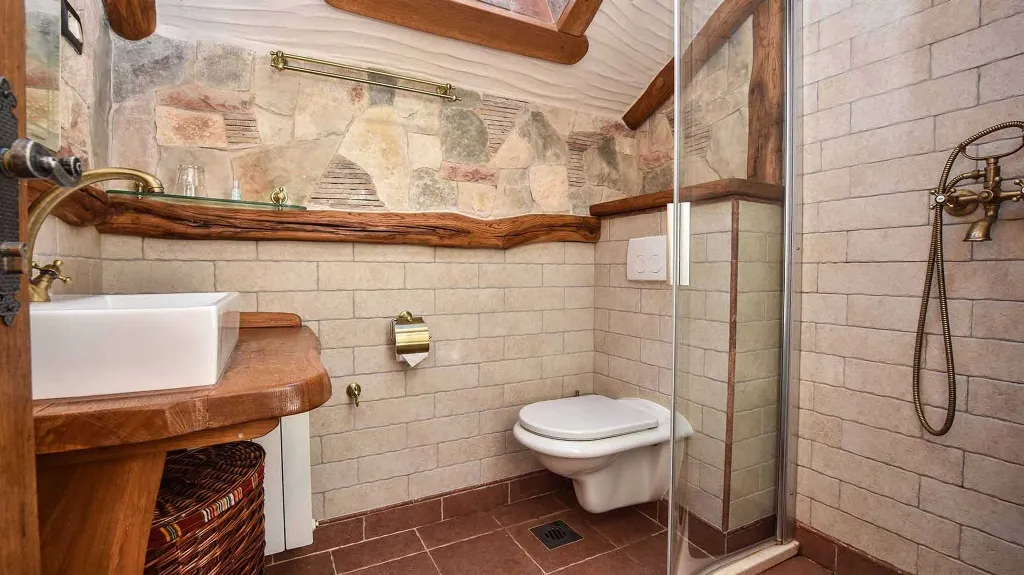 Rustic Stone Villa in Zastražišće (4–7 guests)
