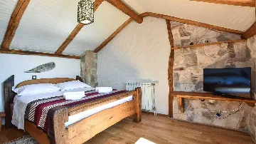 Rustic Stone Villa in Zastražišće (4–7 guests)