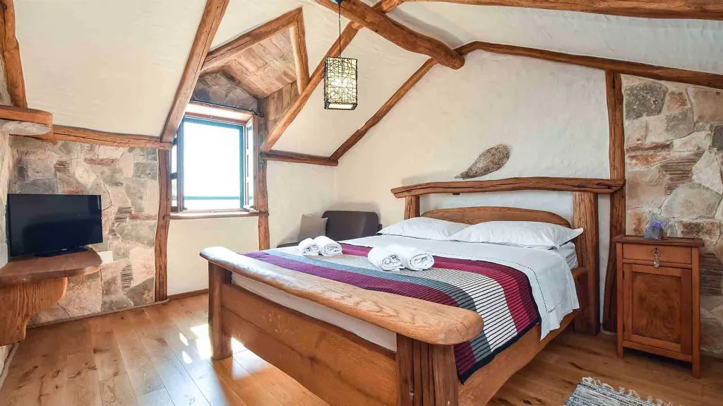 Rustic Stone Villa in Zastražišće (4–7 guests)