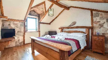 Rustic Stone Villa in Zastražišće (4–7 guests)