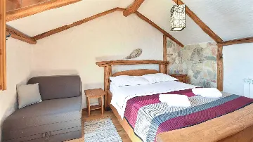 Rustic Stone Villa in Zastražišće (4–7 guests)