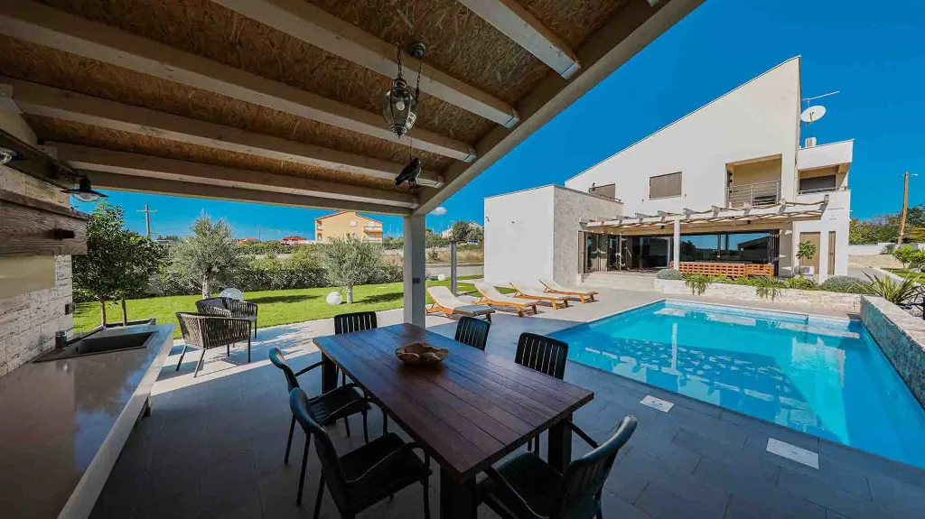 Modern 3-Bedroom Villa in Poljica-Brig for 6