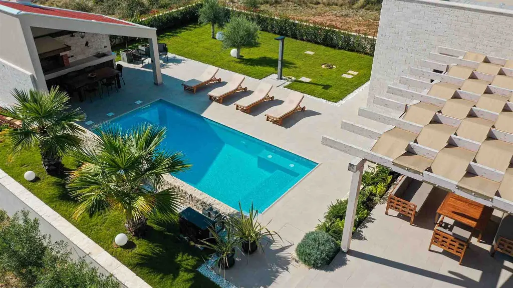 Modern 3-Bedroom Villa in Poljica-Brig for 6