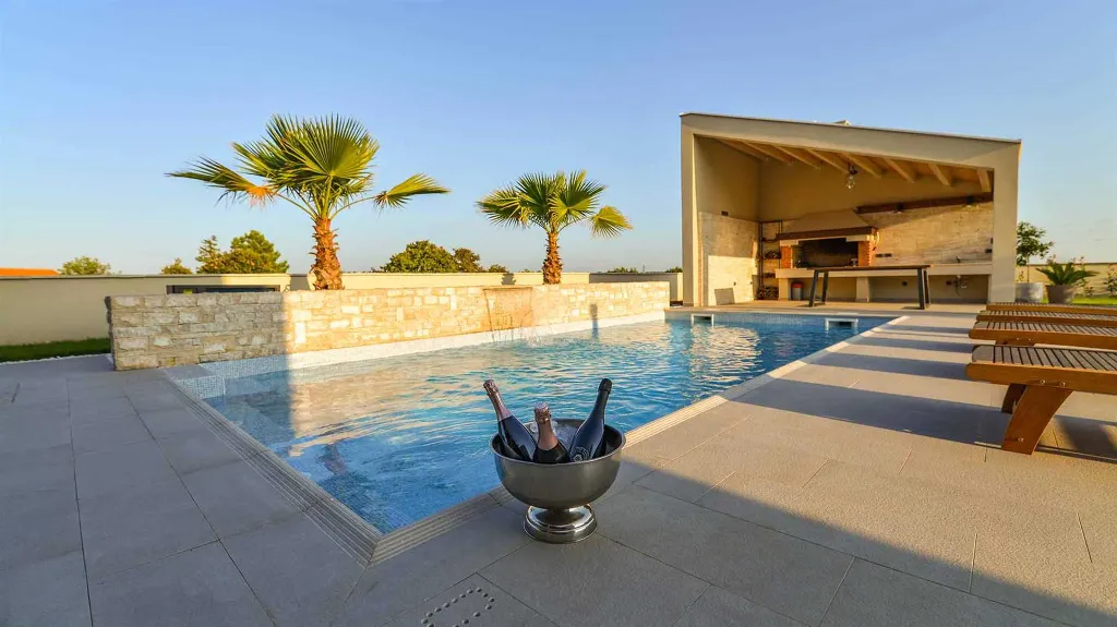 Modern 3-Bedroom Villa in Poljica-Brig for 6