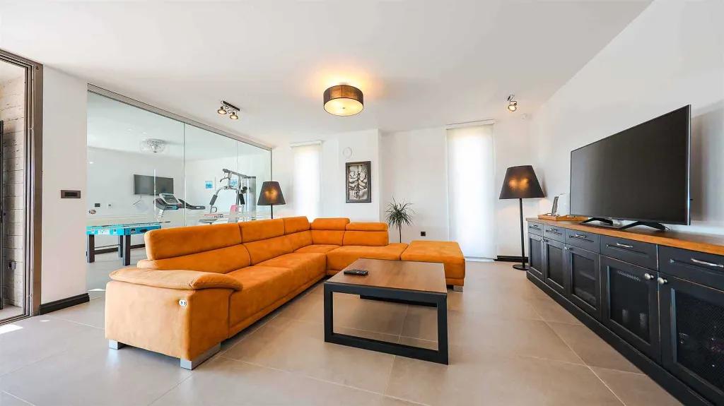 Modern 3-Bedroom Villa in Poljica-Brig for 6