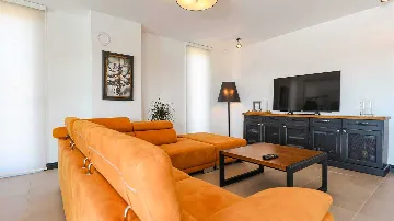 Modern 3-Bedroom Villa in Poljica-Brig for 6