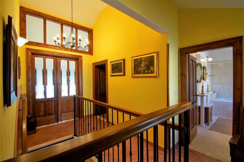 Traditional Villa in Sumartin (Sleeps 8)