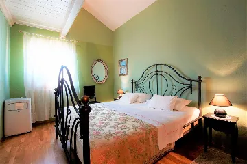 Traditional Villa in Sumartin (Sleeps 8)