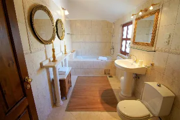 Traditional Villa in Sumartin (Sleeps 8)