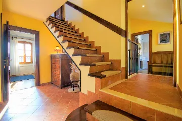 Traditional Villa in Sumartin (Sleeps 8)