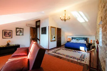 Traditional Villa in Sumartin (Sleeps 8)