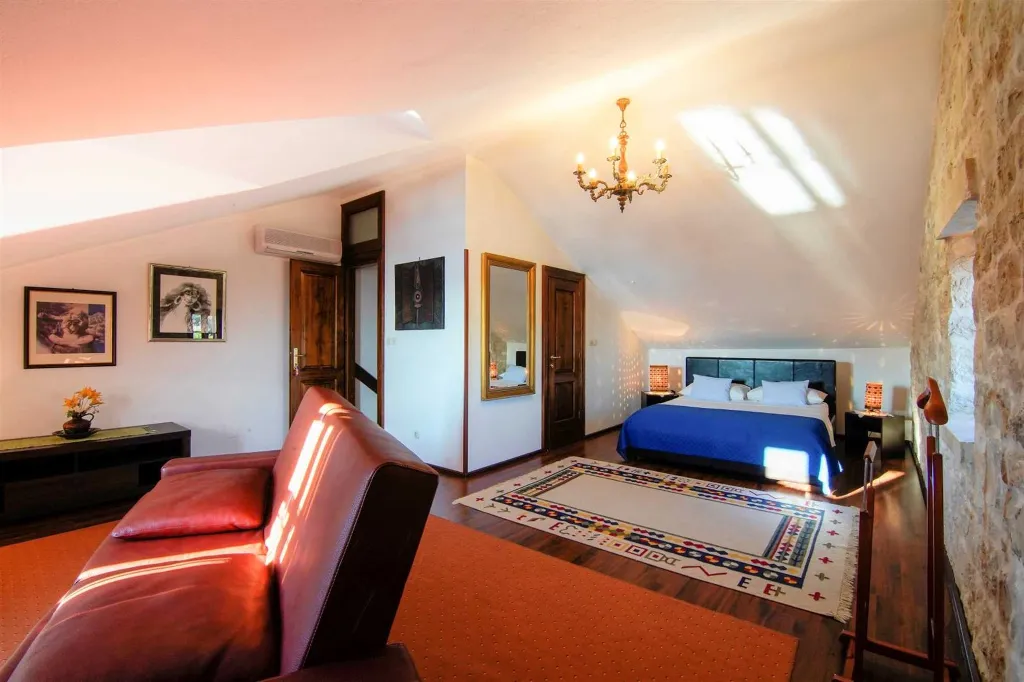 Traditional Villa in Sumartin (Sleeps 8)