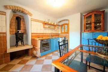 Traditional Villa in Sumartin (Sleeps 8)