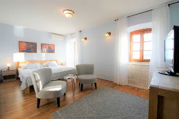 Traditional Villa in Sumartin (Sleeps 8)