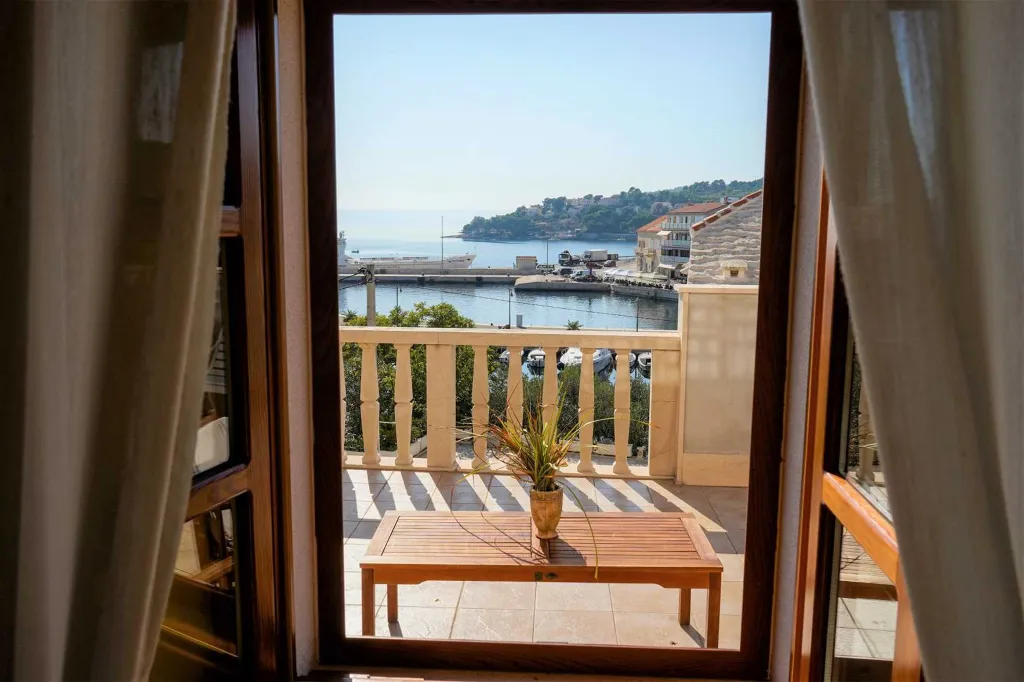 Traditional Villa in Sumartin (Sleeps 8)