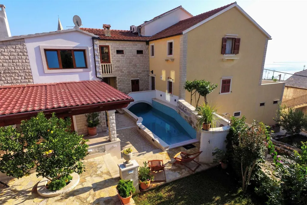 Traditional Villa in Sumartin (Sleeps 8)
