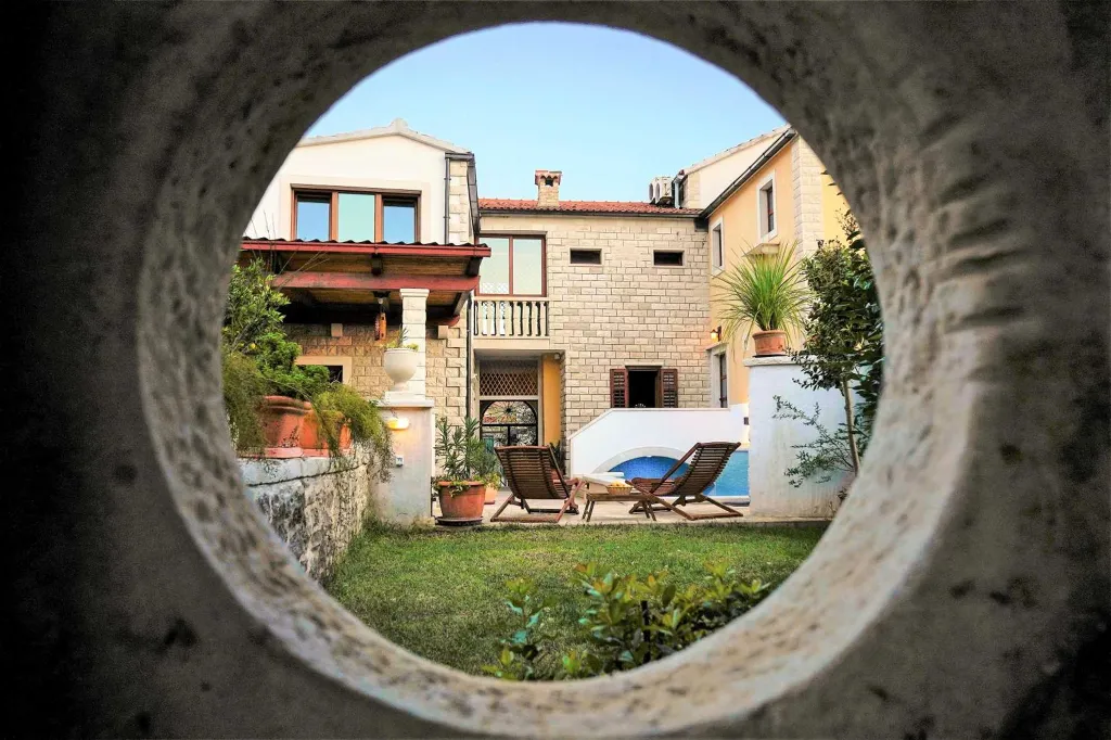 Traditional Villa in Sumartin (Sleeps 8)