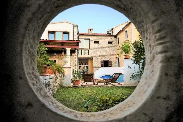 Traditional Villa in Sumartin (Sleeps 8)