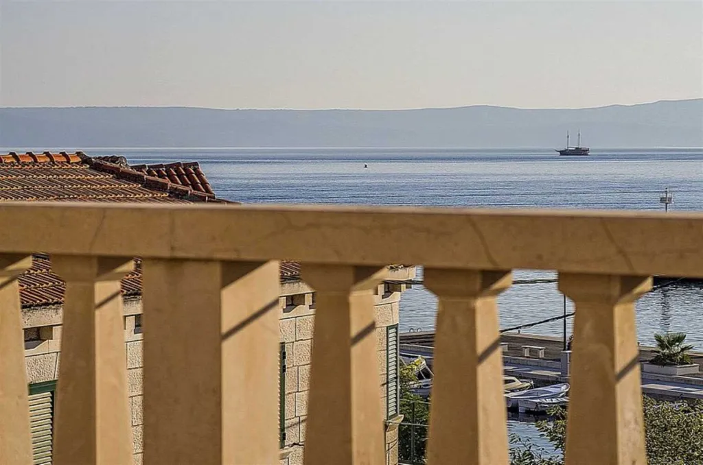Traditional Villa in Sumartin (Sleeps 8)
