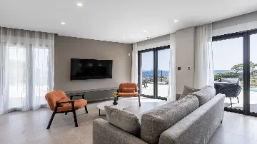 Seafront Villa for 6 Guests in Pijavičino