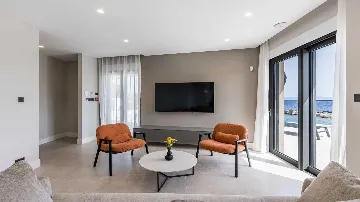 Seafront Villa for 6 Guests in Pijavičino