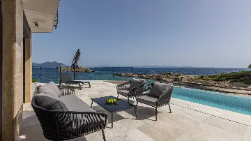 Seafront Villa for 6 Guests in Pijavičino