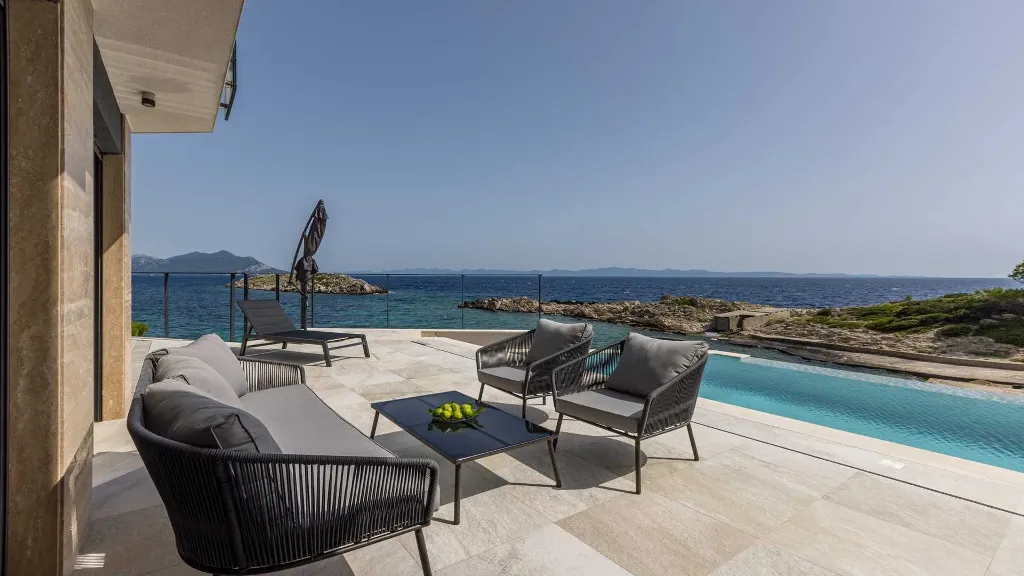 Seafront Villa for 6 Guests in Pijavičino