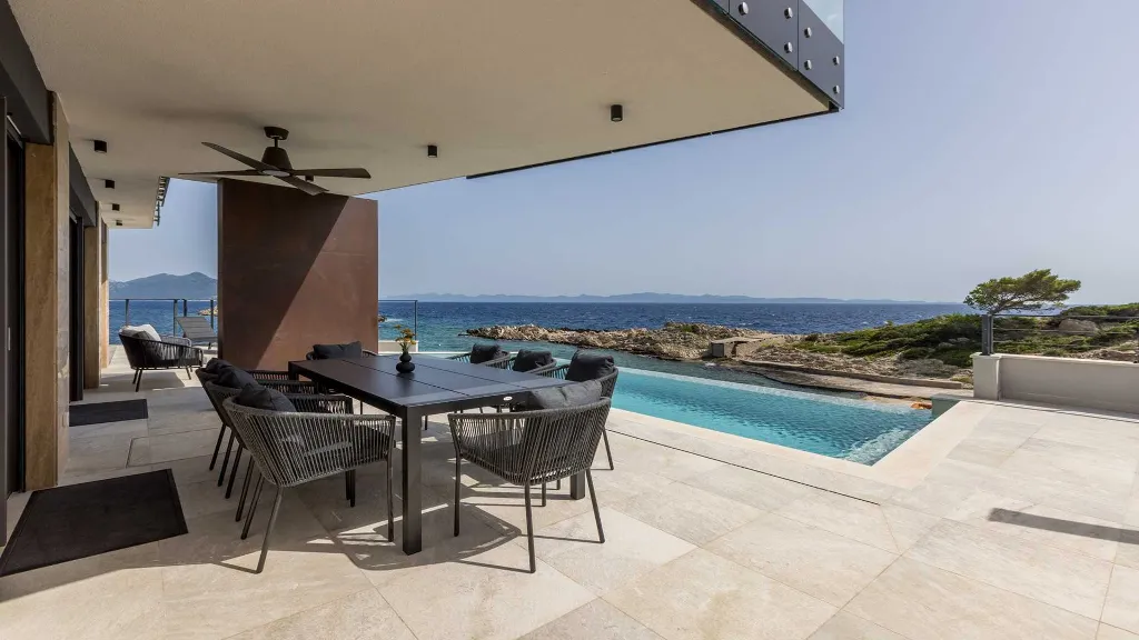Seafront Villa for 6 Guests in Pijavičino