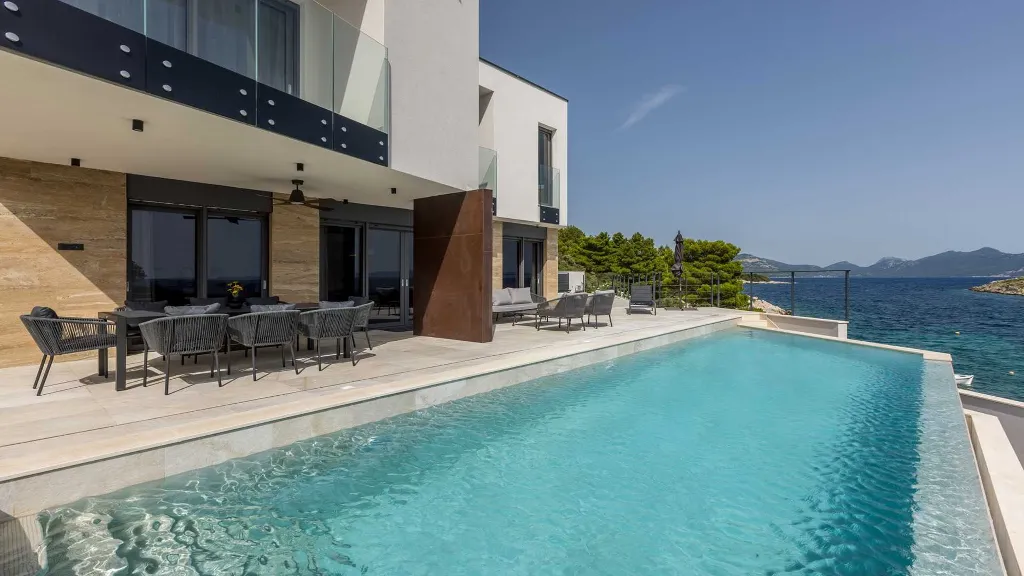 Seafront Villa for 6 Guests in Pijavičino