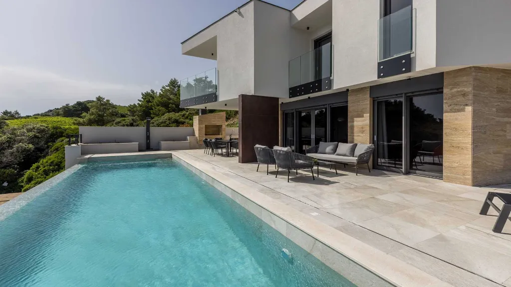 Seafront Villa for 6 Guests in Pijavičino