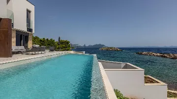 Seafront Villa for 6 Guests in Pijavičino