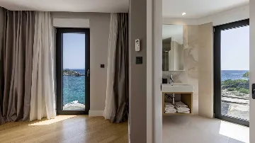 Seafront Villa for 6 Guests in Pijavičino