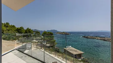 Seafront Villa for 6 Guests in Pijavičino