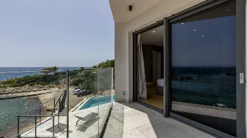 Seafront Villa for 6 Guests in Pijavičino