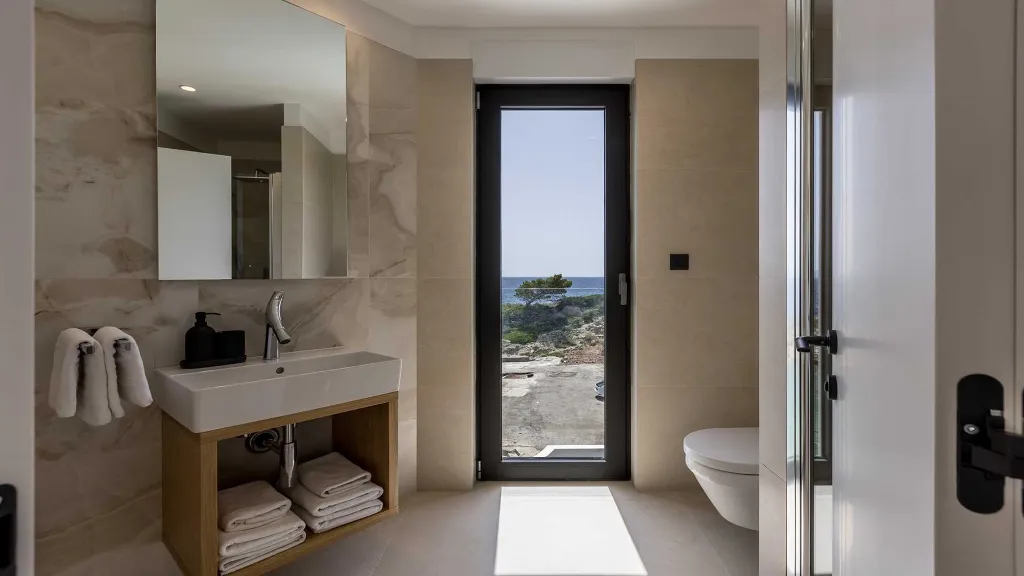 Seafront Villa for 6 Guests in Pijavičino