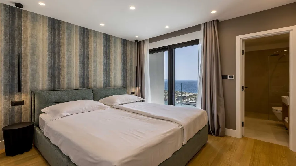 Seafront Villa for 6 Guests in Pijavičino