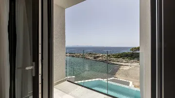 Seafront Villa for 6 Guests in Pijavičino