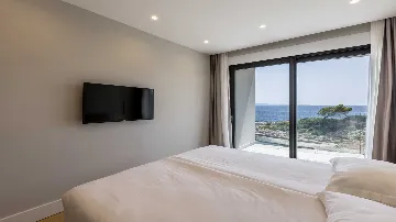 Seafront Villa for 6 Guests in Pijavičino