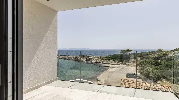 Seafront Villa for 6 Guests in Pijavičino