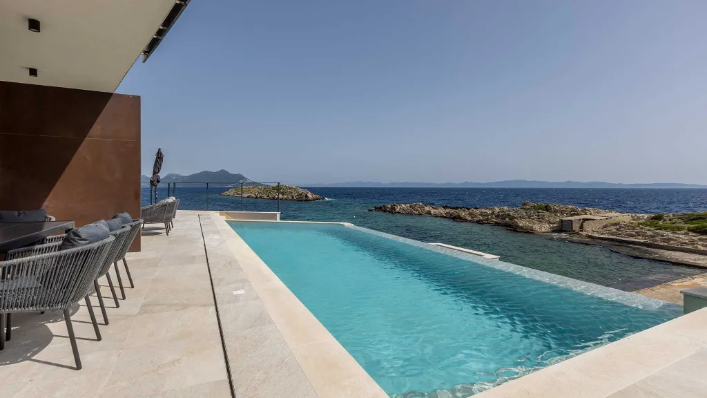 Seafront Villa for 6 Guests in Pijavičino