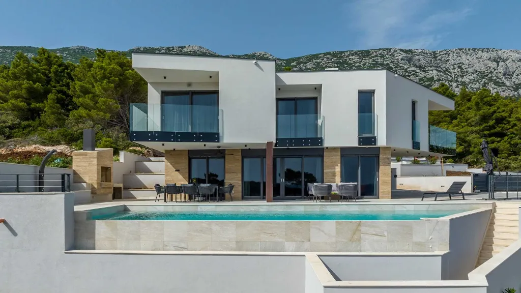 Seafront Villa for 6 Guests in Pijavičino