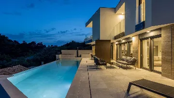 Seafront Villa for 6 Guests in Pijavičino