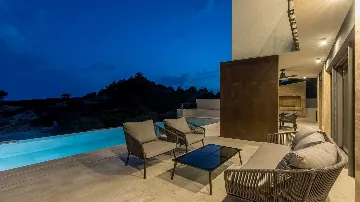 Seafront Villa for 6 Guests in Pijavičino