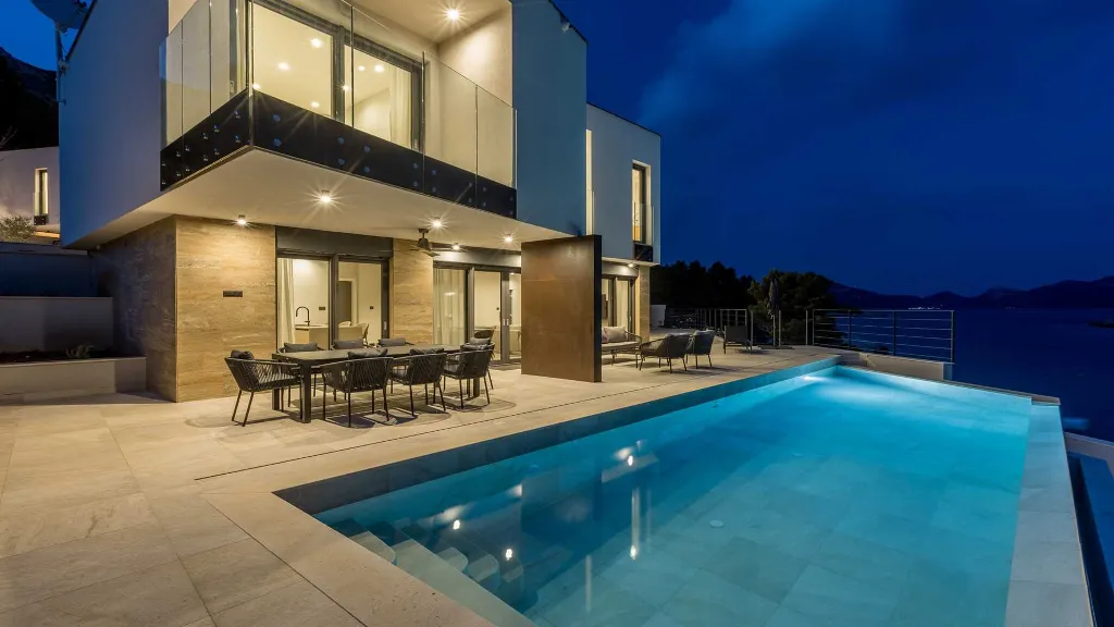 Seafront Villa for 6 Guests in Pijavičino