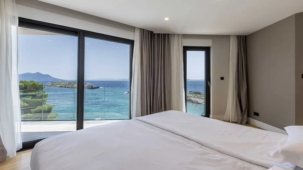 Seafront Villa for 6 Guests in Pijavičino