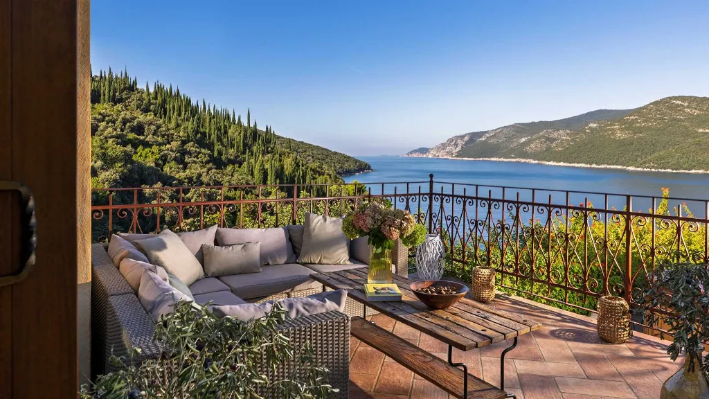 4-Bedroom Villa in Molunat (Sleeps 8)