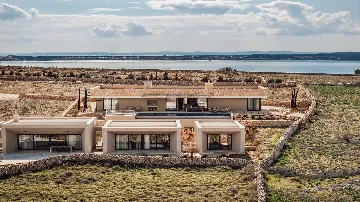 4-Bedroom Villa in Povljana for Up to 10 Guests