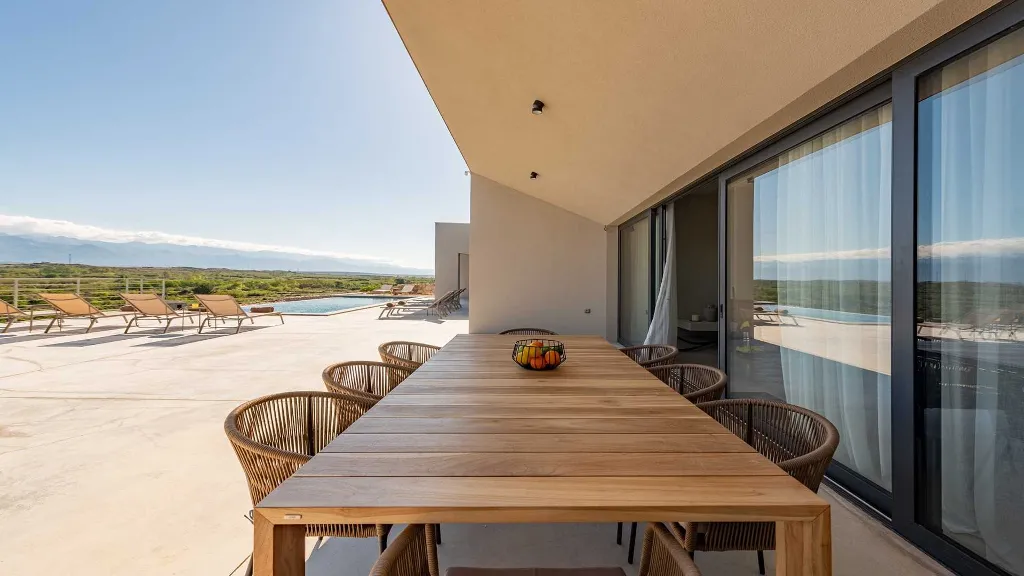 4-Bedroom Villa in Povljana for Up to 8 Guests